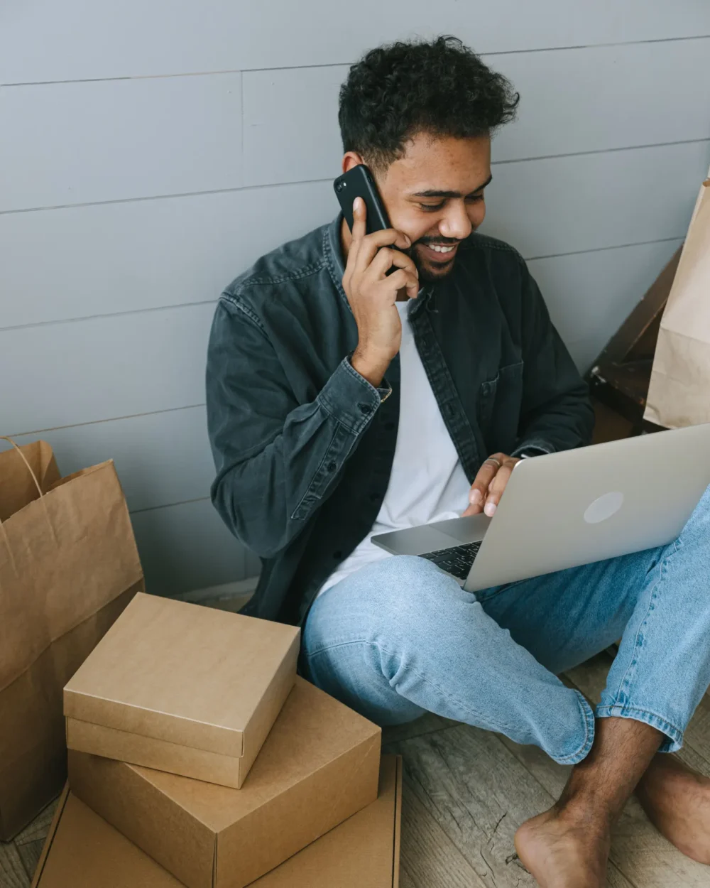 Client assis, entouré de cartons